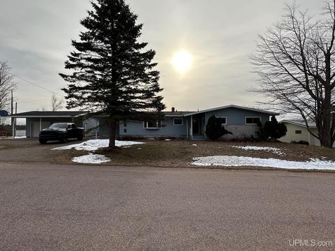 155 S Rose, Ishpeming, MI 49849 photo 2