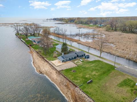 4932 Lakeside Dr, Pinconning, MI 48650