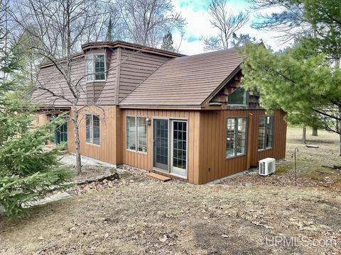 9089 Minnewasca Q Dr, Gladstone, MI 49837