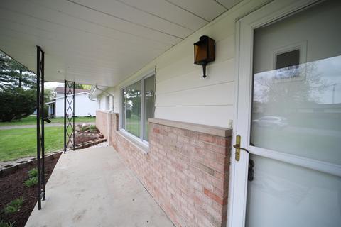 1051 Cabot Dr, Flint, MI 48532 photo 2