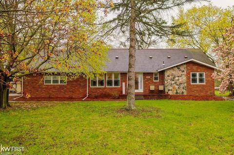 4500 Hedgethorn Cir, Burton, MI 48509