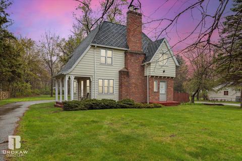 6273 Davison Rd, Burton, MI 48509