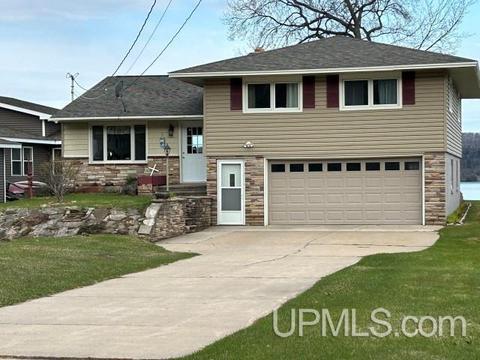 1478 Washington, Munising, MI 49862