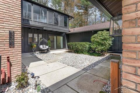 3306 N Bent Oak Dr, Midland, MI 48640