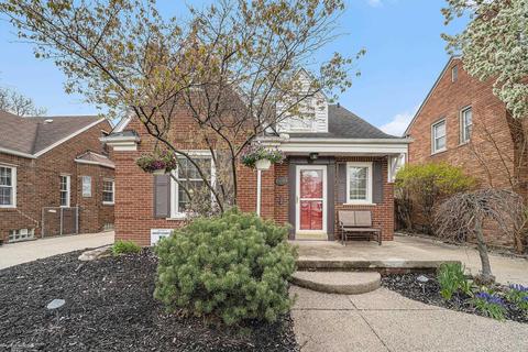 1899 Hunt Club Dr, Grosse Pointe Woods, MI 48236