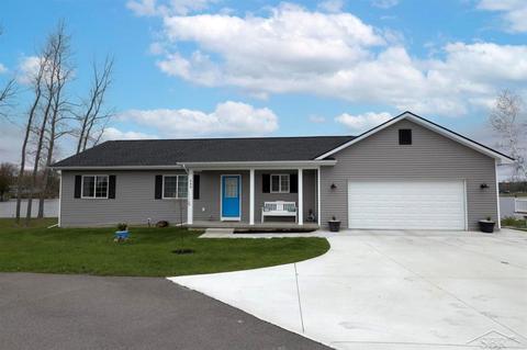 249 Lakeview Ct, Beaverton, MI 48612