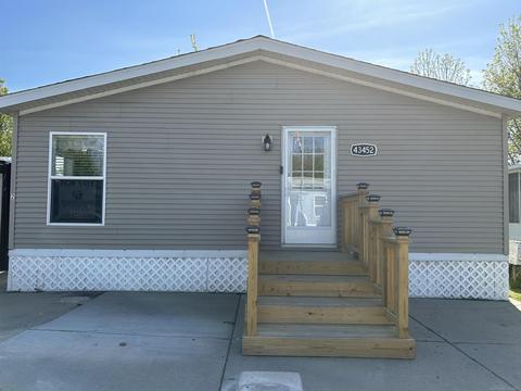 43452 Summit St, Harrison Township, MI 48045