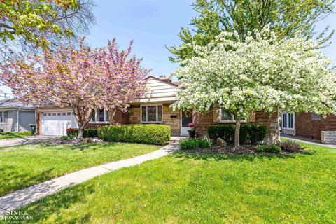 1572 Cook Rd, Grosse Pointe Woods, MI 48236