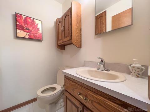 2550 Ormsby Dr, Sterling Heights, MI 48310 photo 12