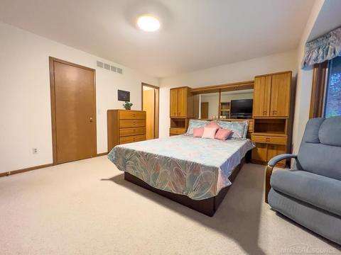 2550 Ormsby Dr, Sterling Heights, MI 48310 photo 15