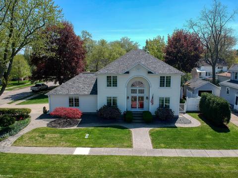 705 Clinton Ave, Saint Clair, MI 48079 photo 2