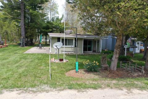 6371 Sunnyside Dr, Deckerville, MI 48427