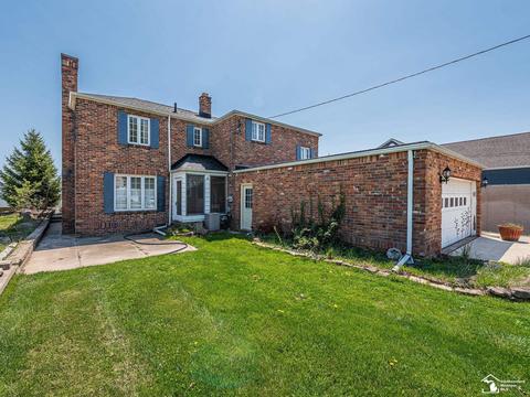 12276 Lakeshore Dr, La Salle, MI 48145