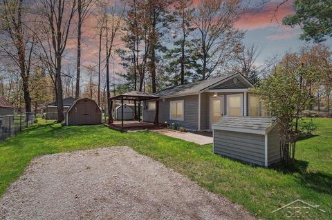 1152 E Walnut St, Beaverton, MI 48612