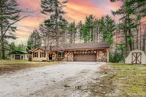 w8762 Lakeview Drive, Iron Mountain, MI 49801