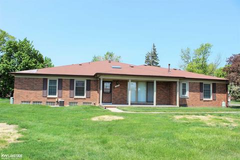 14858 Village Ct, Shelby Township, MI 48315