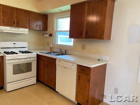 1318 Cherry Dr, Adrian, MI 49221 photo 4