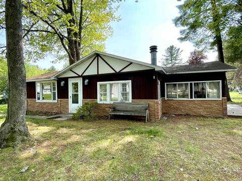 3261 Lakeshore Dr, Gladwin, MI 48624