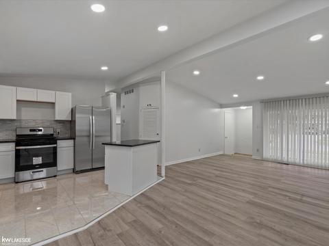 13350 Woodvale St, Oak Park, MI 48237