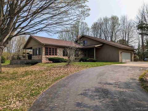 135 Orchard Ln, Skandia, MI 49885