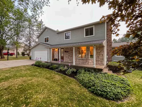 14150 Iroquois Woods Dr, Fenton, MI 48430