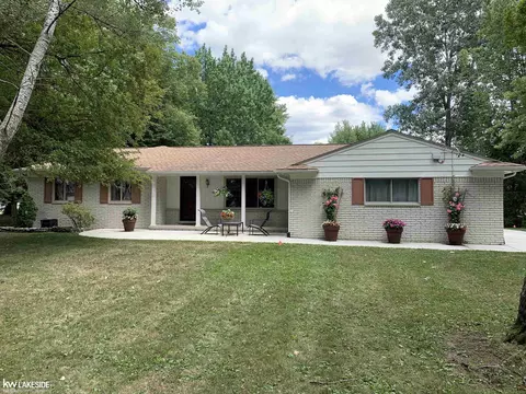 3580 Fernleigh Dr, Troy, MI 48083