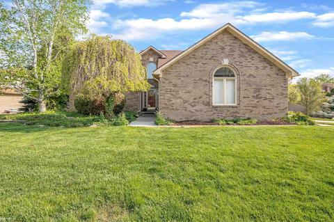 52411 Fawn Dr, Macomb, MI 48042