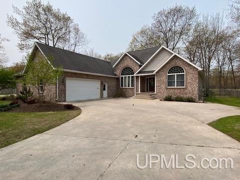 60 Tipperary, Gladstone, MI 49837