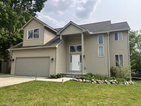 6161 Lindsay Dr, Waterford, MI 48329