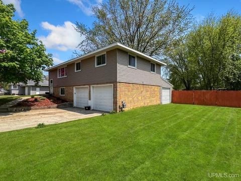 4316 7th St, Menominee, MI 49858