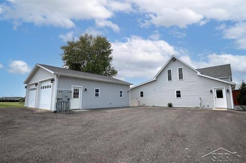 32 E Baker Rd, Hope, MI 48628