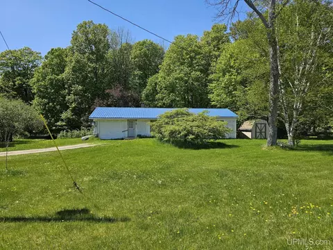 1806 W Barker, Gulliver, MI 49840