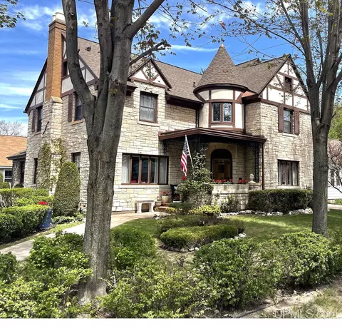 832 N Main, Ishpeming, MI 49849