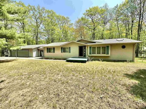 13 Royal Oak Dr, Gladstone, MI 49837
