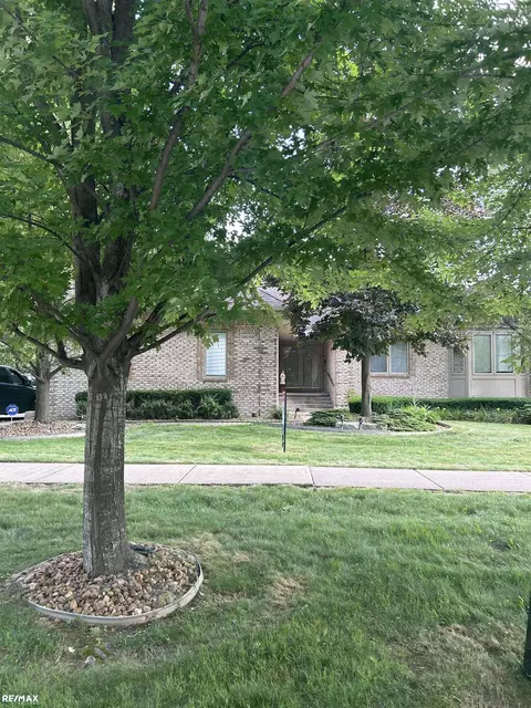 19698 Gloria, Macomb, MI 48044 photo 3
