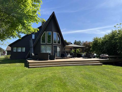 1760 Berkshire Dr, Gladwin, MI 48624