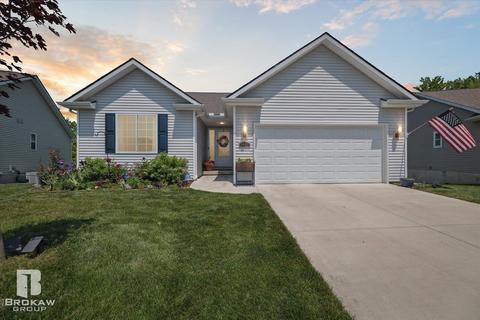 4443 Cross Creek Blvd, Burton, MI 48509