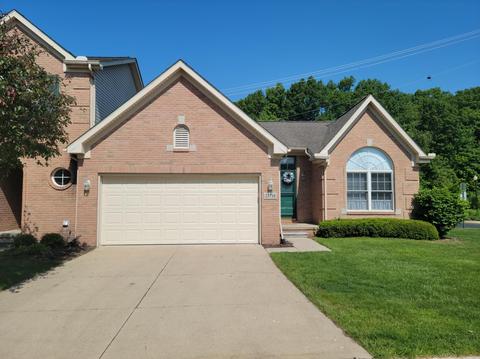 23726 W Lake Cir, Brownstown, MI 48183