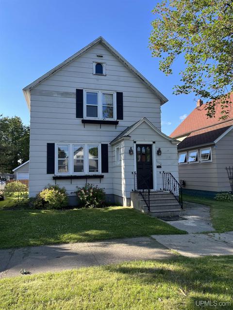 1112 Minnesota Ave, Gladstone, MI 49837