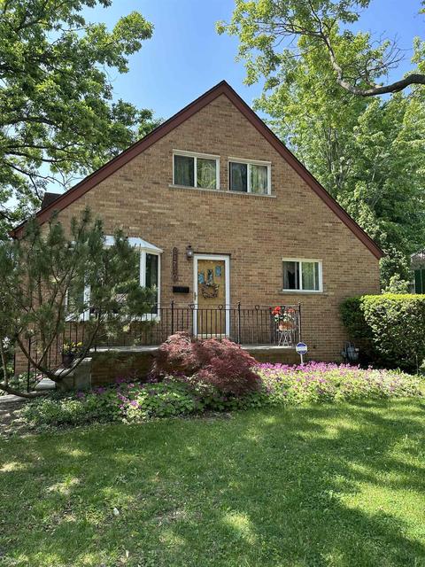 21750 Roslyn Rd, Harper Woods, MI 48225