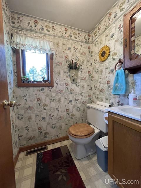 15598 Kewneenaw, L'anse, MI 49946 photo 5