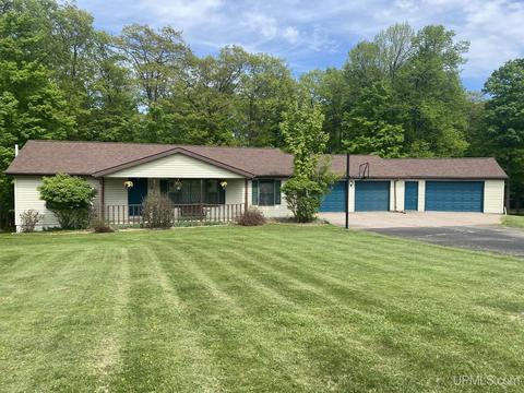N3030 Fumee Lake Dr, Iron Mountain, MI 49801