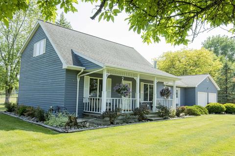 808 Liberty St, Chesaning, MI 48616