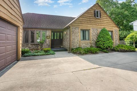 860 Somerset Rd, Saginaw, MI 48638