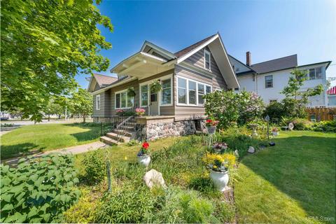 505 S 6th St, Escanaba, MI 49829
