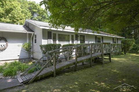 1794 N Airfield Ln, Sanford, MI 48657
