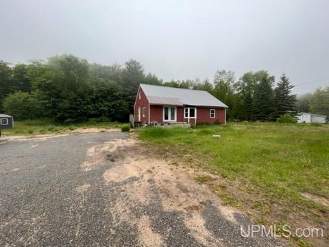 N6909 Connors Rd, Munising, MI 49862