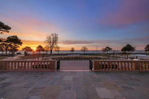 505 Lake Shr, Grosse Pointe Shores, MI 48236