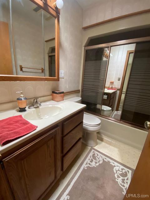 2004 S 6th Ave, Escanaba, MI 49829 photo 4