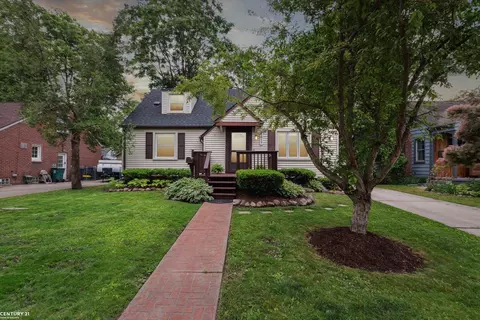 1017 Orchard Grove Dr, Royal Oak, MI 48067